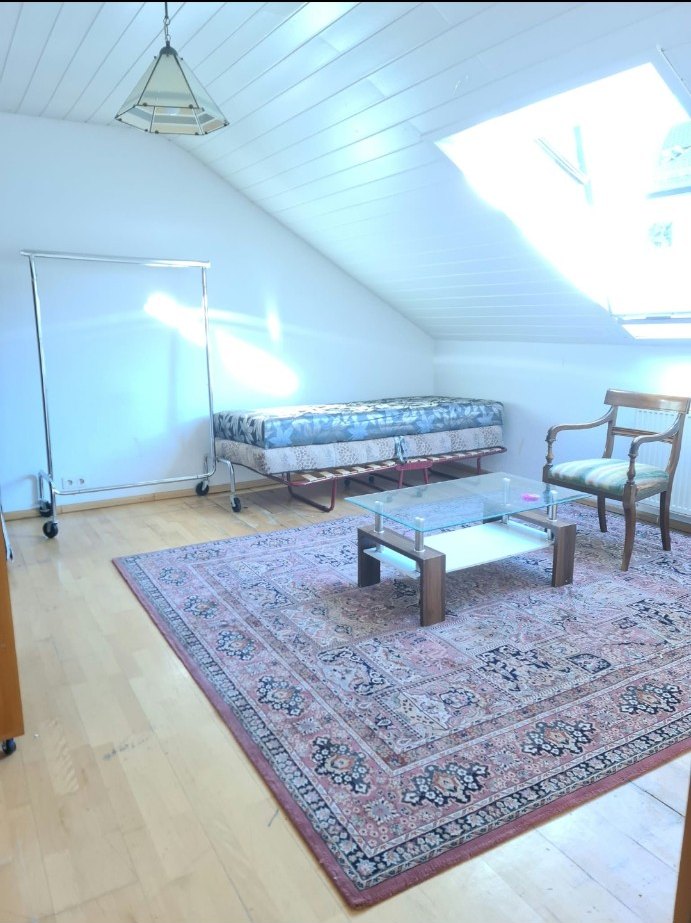 Möbliertes Dachgeschosszimmer mit Bett