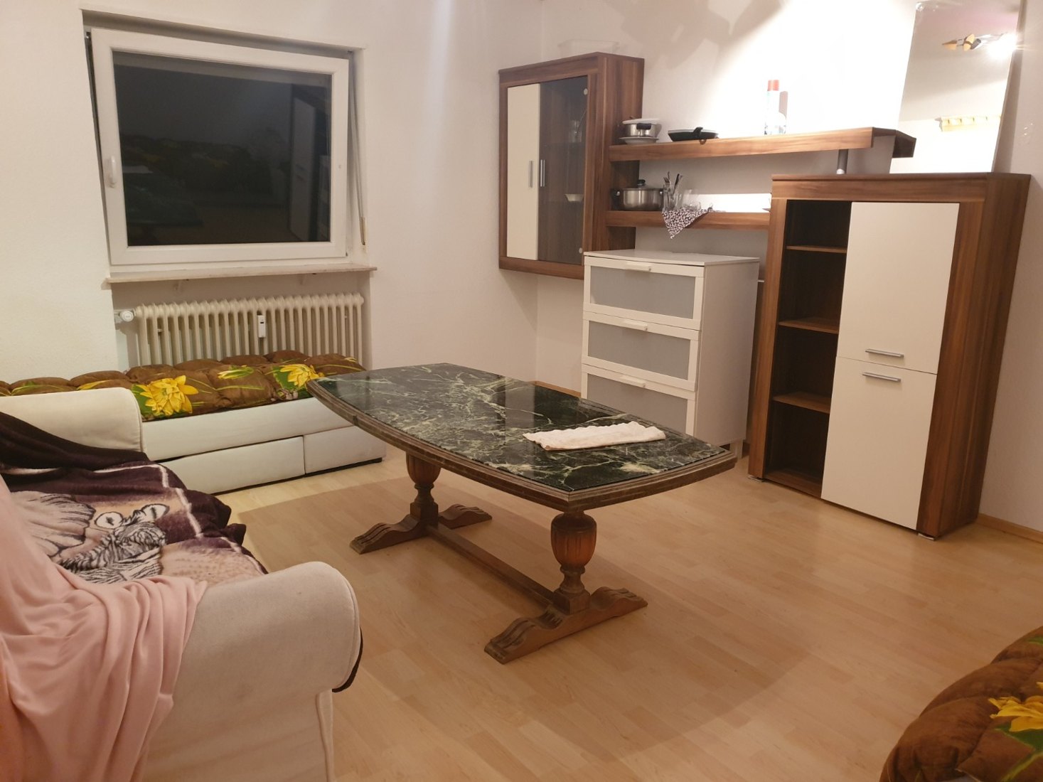 Weiterer Blick in ein möbliertes Zimmer